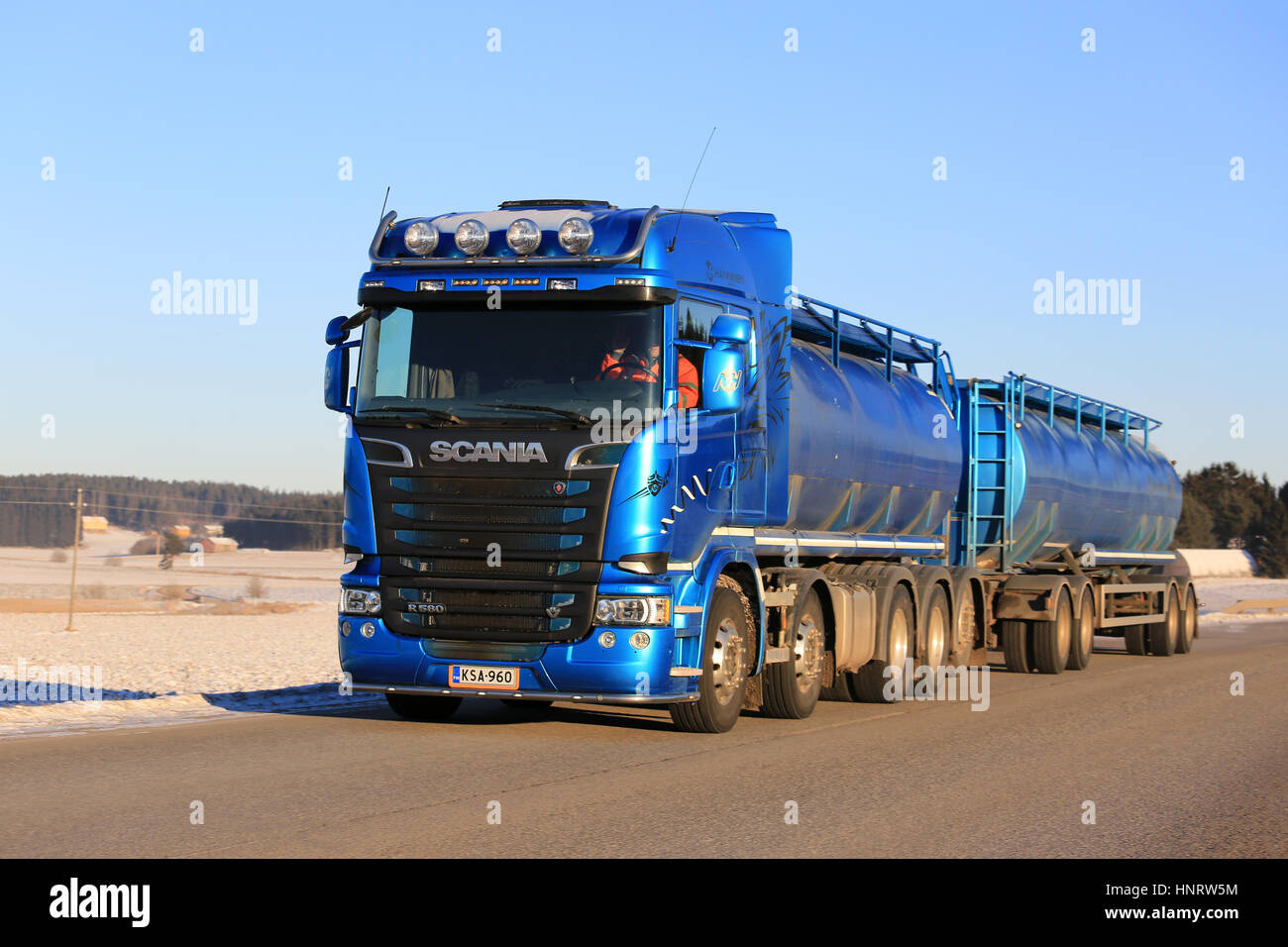 SALO, Finnland - 6. Januar 2017: Blaue Scania Tankzug bewegt sich entlang Autobahn an einem sonnigen Tag des Winters, um eine Ladung abzuholen. Stockfoto