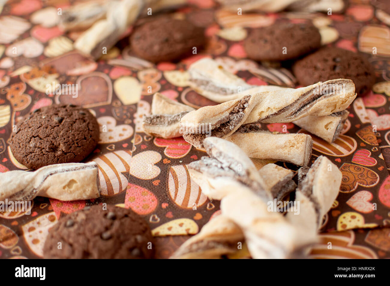 Cookies auf dunklen Serviette mit Bild von Herzen hautnah. Selektiven Fokus. Stockfoto
