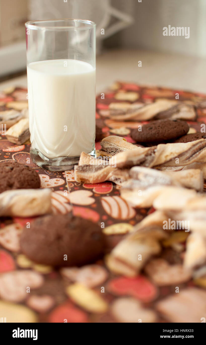 Glas Milch und Kekse auf dunklen Serviette mit Bild von Herzen hautnah. Selektiven Fokus. Stockfoto