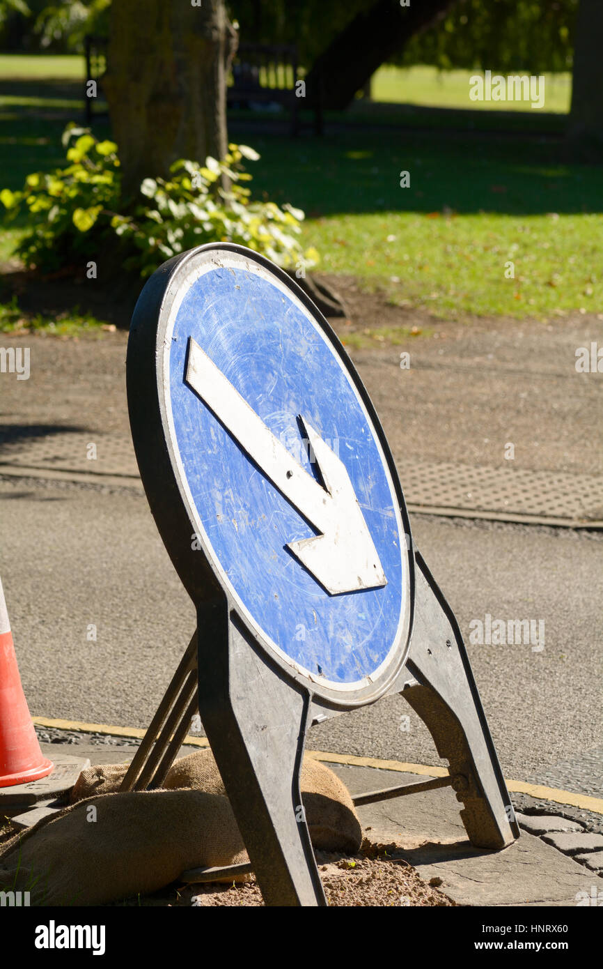 Straße Richtung Verkehrszeichen mit Pfeil Stockfoto