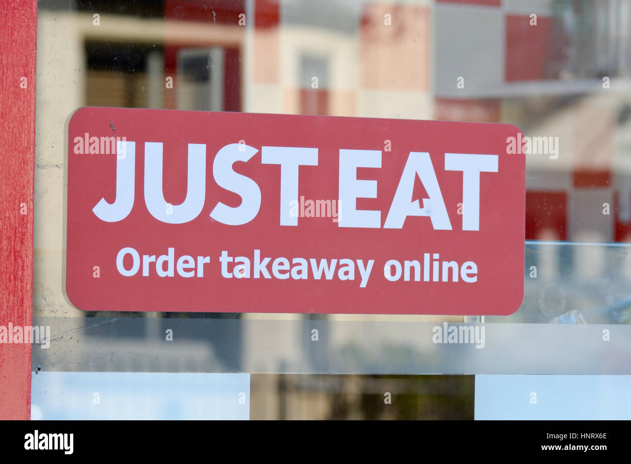 Nur Essen anmelden Fenster der Take-away-Food-Restaurant - für Online-Bestellungen, die die Restaurantbesitzer eine Menge Geld Kosten Stockfoto