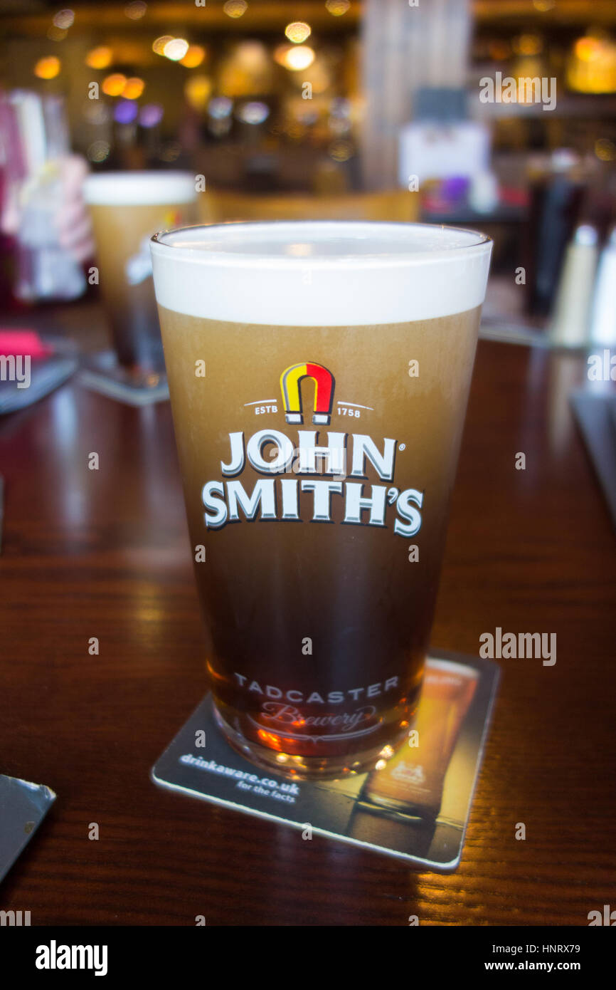 Ein Pint John Smiths bitter eine Yorkshire-Bar auf einem Bierdeckel Drinkaware sich einleben Stockfoto