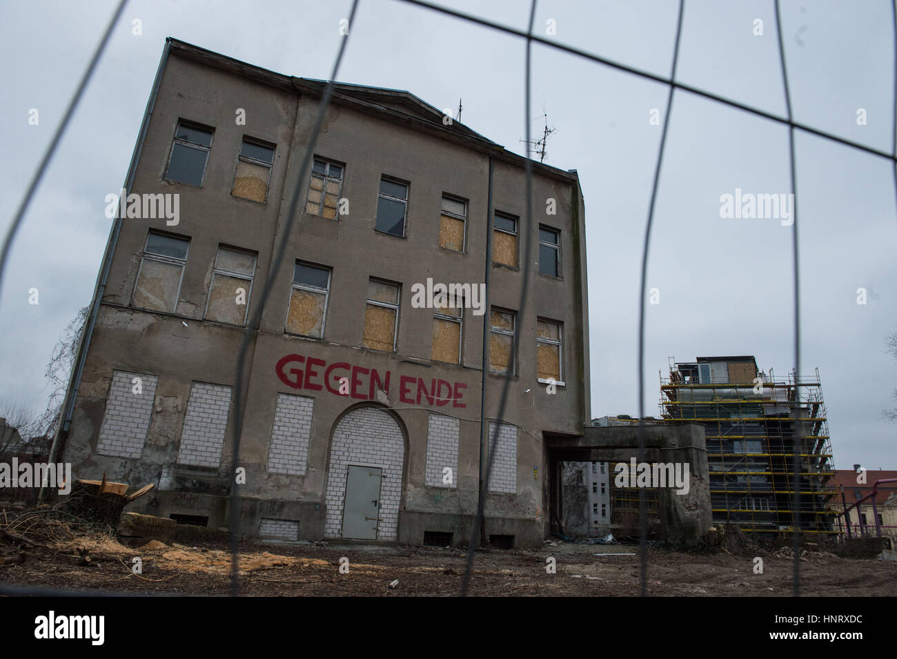 Berlin, Deutschland. 6. Februar 2017. Ein Grafitto auf einem verlassenen Haus fällig zum Abriss liest "gegen Ende" in Berlin, Deutschland, 6. Februar 2017. Die Unterkunft im Hintergrund wird renoviert. Foto: Lino Mirgeler/Dpa/Alamy Live-Nachrichten Stockfoto