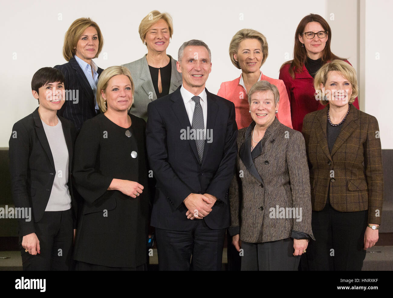 Brüssel, Belgien. 15. Februar 2017. Von links: Norwegische Minister für Verteidigung Ine Eriksen Soreide, spanische Minister für Verteidigung Maria Dolores de Cospedal Garcia, Netherland Verteidigungsminister Jeanine Hennis-Plasschaert, Italien Minister der Verteidigung Roberta Pinotti, NATO-Generalsekretär Jens Stoltenberg, Bundesminister Verteidigung Ursula Gertrud von der Leyen, unbekannter, slowenischen Verteidigungsminister Andreja Katic und der albanische Minister für Verteidigung Mimi Kodheli sind für ein Familienfoto Frau posiert während eines Treffens der NATO-Verteidigungsminister in der NATO Hauptquartier. Foto: Thierry Monasse/dpa Stockfoto