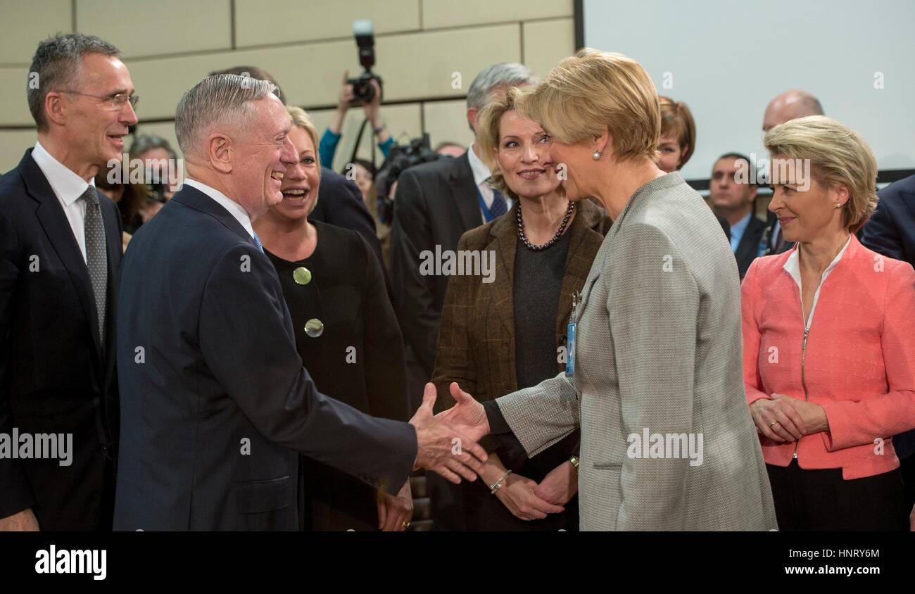 Brüssel, Belgien. 15. Februar 2017. US-Verteidigungsminister Jim Mattis grüßt italienischen Minister für Verteidigung Roberta Pinotti vor einem North Atlantic Council Meeting im NATO-Hauptquartier 15. Februar 2017 in Brüssel, Belgien. Mattis in seiner Rede vor der NATO-Verteidigungsminister, hallte Präsident Trump Aufforderung zur europäischen NATO-Staaten ihre Streitkräfte mehr ausgeben und betonte, dass amerikanische Beiträge zur Allianz verknüpft werden, was andere Länder ausgeben. Bildnachweis: Planetpix/Alamy Live-Nachrichten Stockfoto