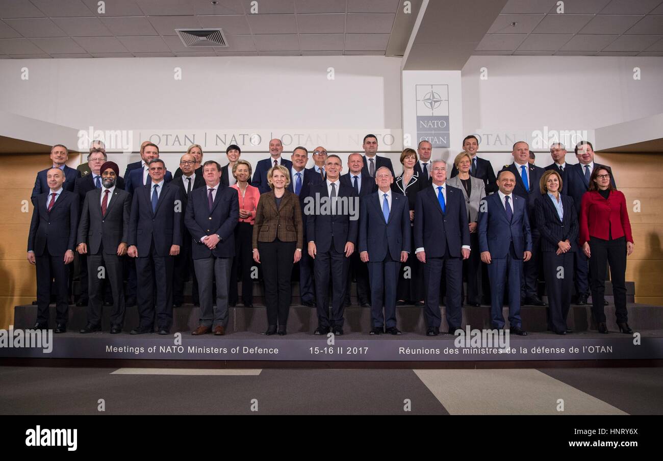 Brüssel, Belgien. 15. Februar 2017. US-Verteidigungsminister Jim Mattis stellt 15. Februar 2017 das Familienfoto mit anderen Verteidigungsminister im NATO-Hauptquartier in Brüssel, Belgien. Mattis in seiner Rede vor der NATO-Verteidigungsminister, hallte Präsident Trump Aufforderung zur europäischen NATO-Staaten ihre Streitkräfte mehr ausgeben und betonte, dass amerikanische Beiträge zur Allianz verknüpft werden, was andere Länder ausgeben. Bildnachweis: Planetpix/Alamy Live-Nachrichten Stockfoto