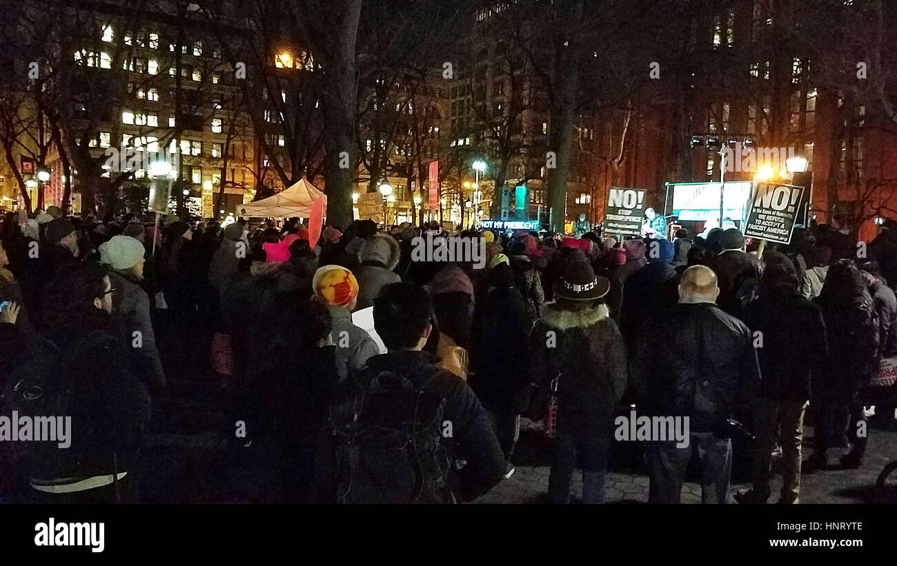 New York City, USA. 14. Februar 2017. Demonstranten am "Eine Aufforderung zur revolutionären Liebe" im Washington Square Park. Eine Kundgebung zur Unterstützung der Kampagne "One Billion Rising" featured Auftritte und reden. Bildnachweis: Ward Pettibone/Alamy Live-Nachrichten Stockfoto