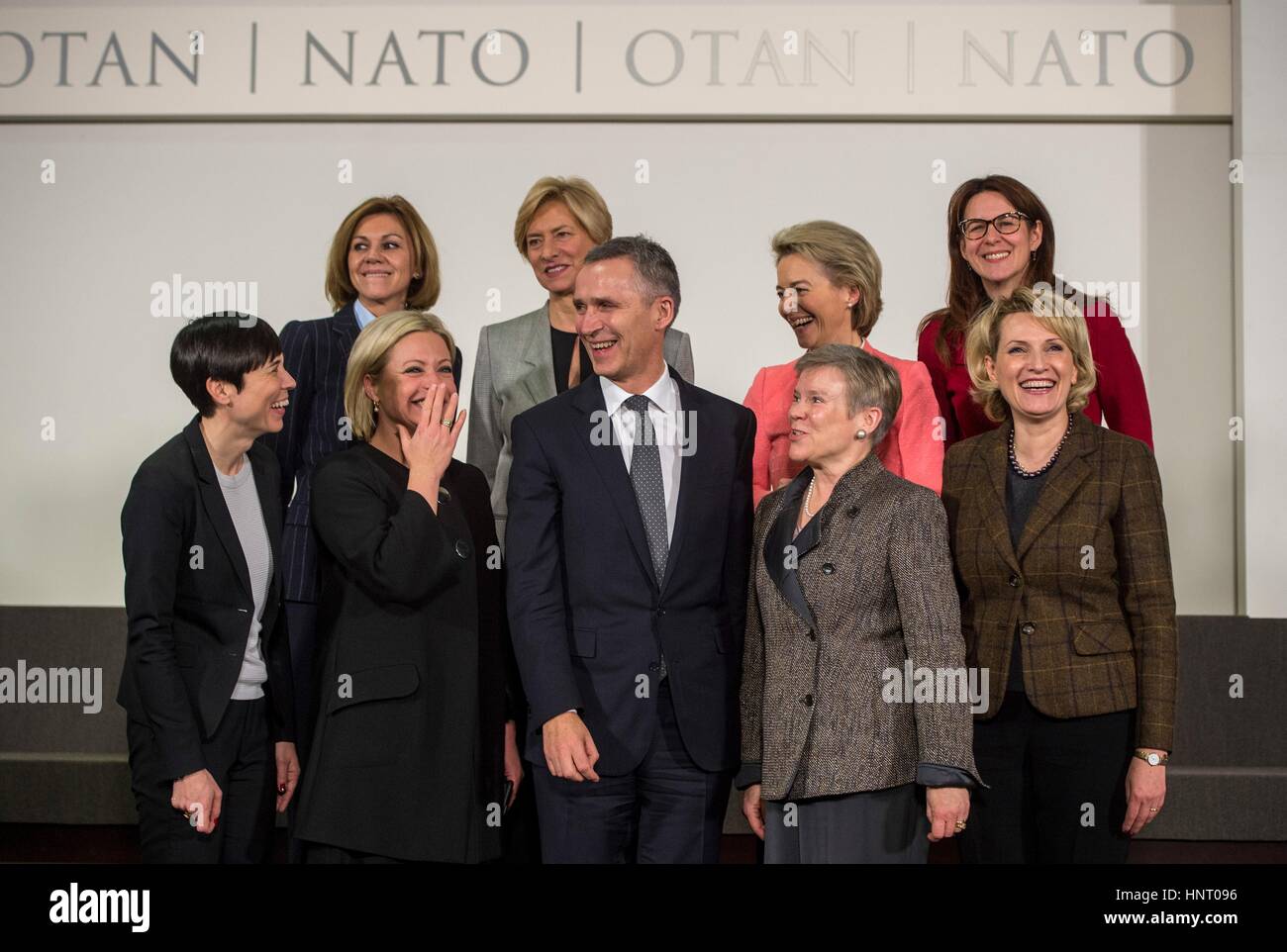 NATO-Generalsekretär Jens Stoltenberg posiert für ein Foto mit weibliche Minister der Verteidigung im NATO-Hauptquartier 15. Februar 2017 in Brüssel, Belgien. Mitglieder von links nach rechts unten: norwegische Minister für Verteidigung Ine Eriksen Soreide, Netherland Minister für Verteidigung Jeanine Hennis-Plasschaert, NATO-Generalsekretär allgemeine Jens Stoltenberg, stellvertretende Generalsekretärin Rose Gottemoeller und Albanisch Verteidigungsminister Mimi Kodheli. Von links nach rechts hintere Reihe: spanische Minister für Defence Maria Dolores de Cospedal Garcia, Italy Minister of Defence Roberta Pinotti, Bundesminister der Verteidigung Ursula Gertrud Stockfoto