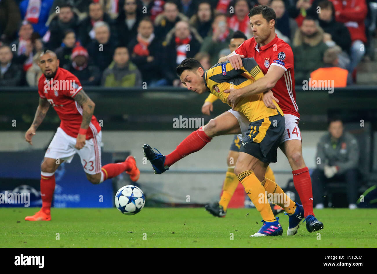 München, Deutschland. 15. Februar 2017. Arsenals Mesut Oezil (L, vorn) wetteifert mit Bayerns Xabi Alonso (R, vorne) während das erste Bein-Spiel der Runde der 16 der europäischen Champions League zwischen Bayern München und Arsenal in München, am 15. Februar 2017. Bayern München gewann 5: 1. Bildnachweis: Philippe Ruiz/Xinhua/Alamy Live-Nachrichten Stockfoto