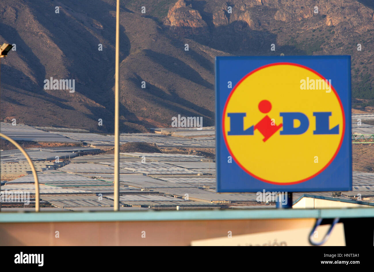 Ein Lidl ist Shop abgebildeten El Ejido, Spanien, 20. Oktober 2007. Auf der Rückseite abgebildet ist "Sea of Plastic" von 27.000 Gewächshäusern mit mehr als 350 Skm in der Provinz Almeria. Foto: Bodo Marks | weltweite Nutzung Stockfoto