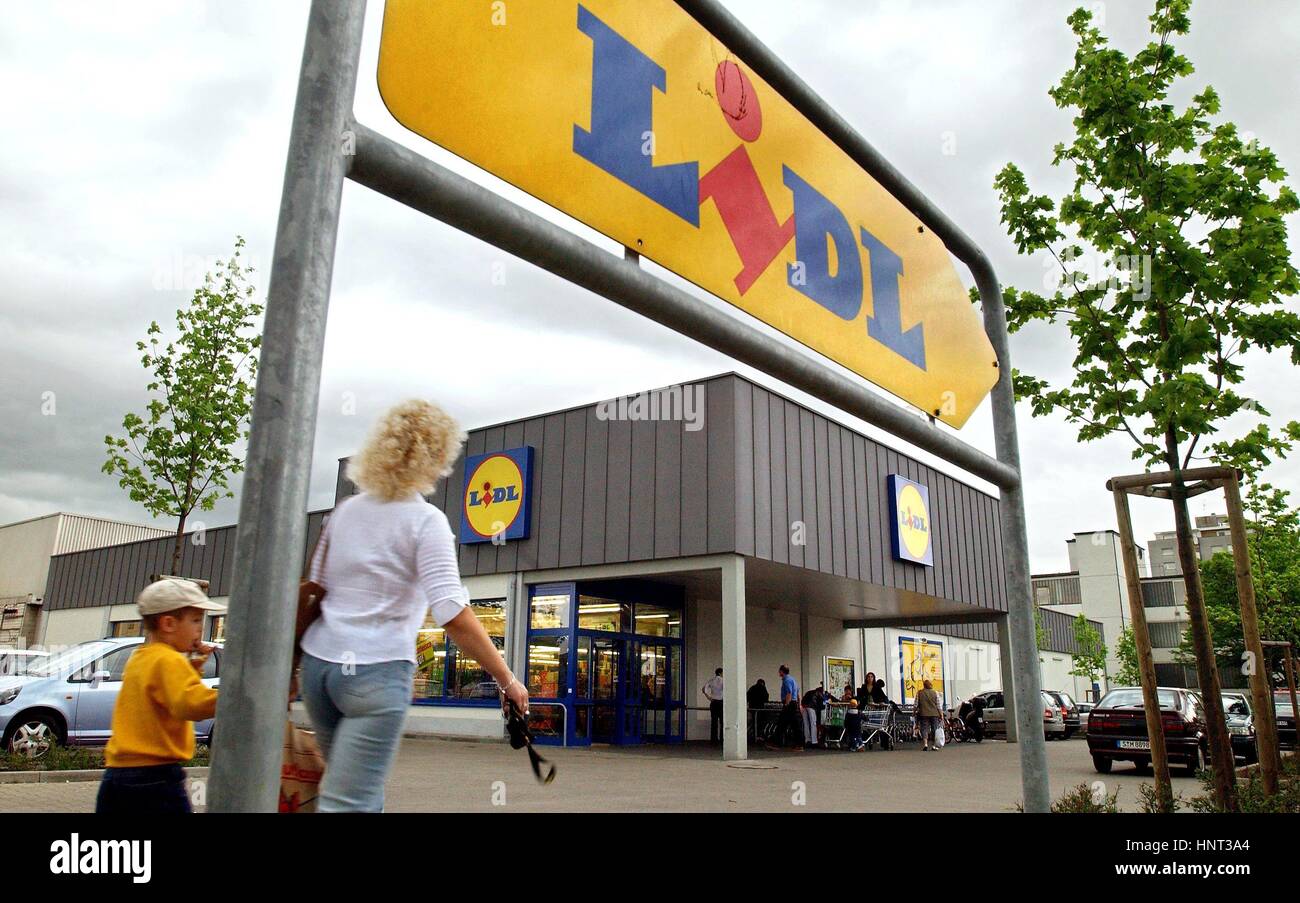 Fellbach, Deutschland. 30. April 2003. (Dpa) - das Logo des deutschen Discounters Kette Lidl Einkaufen ist außerhalb einer Lidl-Shop in Fellbach, Deutschland, 30. April 2003 sehen. Die Lebensmittel-Shop-Kette ist schnell nicht nur in Deutschland, sondern auch in mehreren europäischen Ländern erweitert. Lidl hat seinen Hauptsitz in Neckarsulm, Süddeutschland. | Nutzung weltweit Credit: Dpa/Alamy Live-Nachrichten Stockfoto