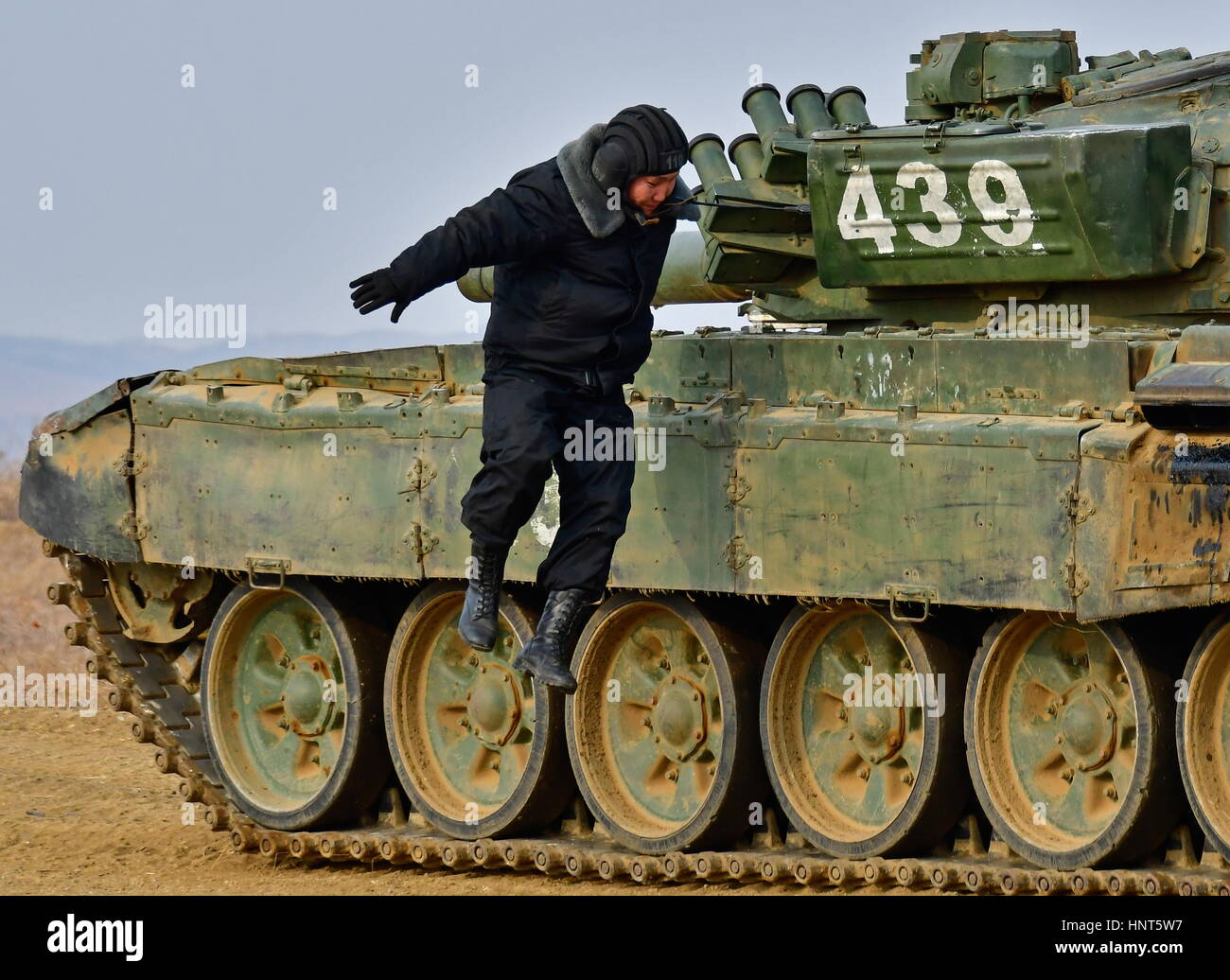 Primorje Gebiet Russland 16 Februar 17 T 72b1 Tank Crewmitglied Der Russischen Ost Military District 5 Kombiniert Arme Armee Konkurriert In Einem Einzelnen Rennen Auf Einer Qualifikationsrunde Der 17 Tank Biathlon Wettbewerb Auf Dem Primorje Gebiet Russland 16 Februar 17 T 72b1 Tank Crewmitglied Der Russischen Ost Military District 5 Kombiniert Arme Armee Konkurriert In Einem Einzelnen Rennen Auf Einer Qualifikationsrunde Der 17 Tank Biathlon Wettbewerb Auf Dem