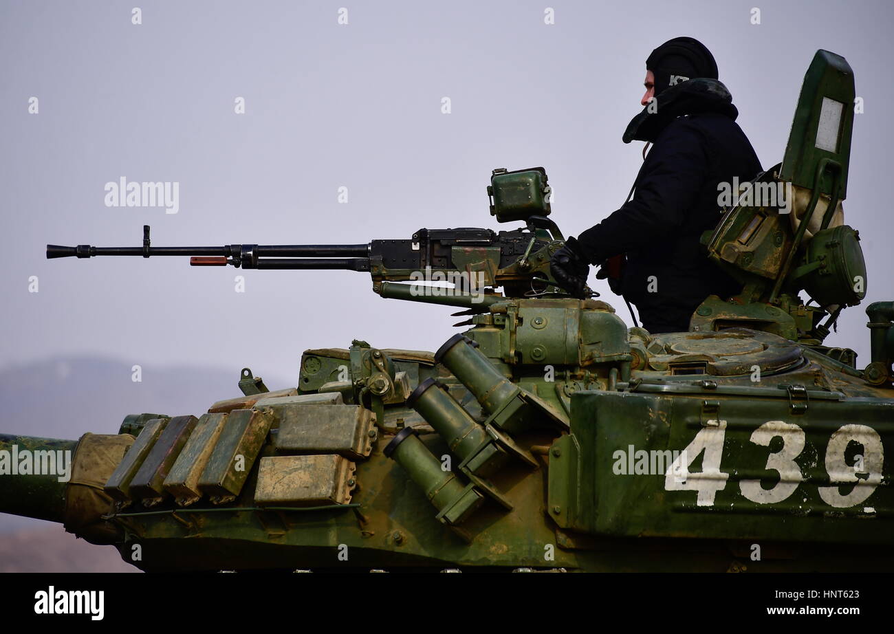 Primorje Gebiet Russland 16 Februar 17 Eine Panzerbesatzung T 72b1 Von Der Russischen Ost Military District 5 Kombiniert Arme Armee Konkurriert In Einem Einzelnen Rennen Auf Einer Qualifikationsrunde Der 17 Tank Biathlon Wettbewerb Auf Dem Primorje Gebiet Russland 16 Februar 17 Eine Panzerbesatzung T 72b1 Von Der Russischen Ost Military District 5 Kombiniert Arme Armee Konkurriert In Einem Einzelnen Rennen Auf Einer Qualifikationsrunde Der 17 Tank Biathlon Wettbewerb Auf Dem