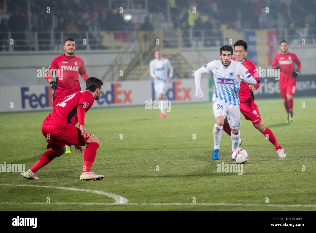 Giurgiu, Rumänien. 16. Februar 2017. Alejandro Pozuelo #24 von Genk und Takayuki Seto #8 der FC Astra Giurgiu während der UEFA Europa League 2016-2017, Gruppe E Spiel zwischen FC Astra Giurgiu (ROU) und Genk (BEL) an Marin Anastasovici Stadion, Giurgiu, Rumänien ROU. Bildnachweis: Cronos Foto/Alamy Live-Nachrichten Stockfoto