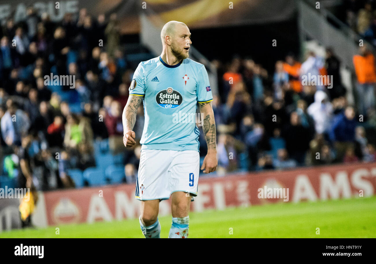 Vigo, Spanien. 16. Februar 2017. John Guidetti (Forward, Celta Vigo) während des Fußballspiels der Hinspiel der Runde der 32 der UEFA Europa League 2016/2017 zwischen RC Celta de Vigo und FK Shajtar Donezk im Balaidos Stadium am 16. Februar 2017 in Vigo, Spanien. Bildnachweis: David Gato/Alamy Live-Nachrichten Stockfoto