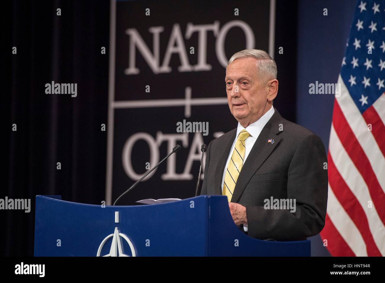 Brüssel, Belgien. 16. Februar 2017. US-Verteidigungsminister Jim Mattis beantwortet eine Frage während einer Pressekonferenz im NATO-Hauptquartier 16. Februar 2017 in Brüssel, Belgien. Bildnachweis: Planetpix/Alamy Live-Nachrichten Stockfoto