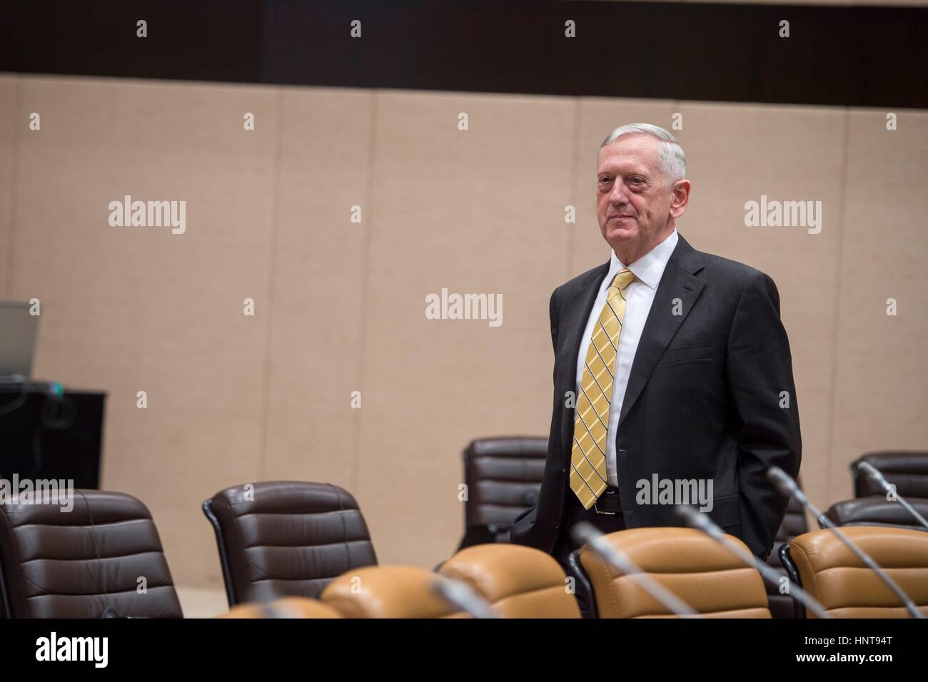 Brüssel, Belgien. 16. Februar 2017. US-Verteidigungsminister Jim Mattis kommt für ein Treffen der globalen Koalition gegen ISIS im NATO-Hauptquartier 16. Februar 2017 in Brüssel, Belgien. Bildnachweis: Planetpix/Alamy Live-Nachrichten Stockfoto