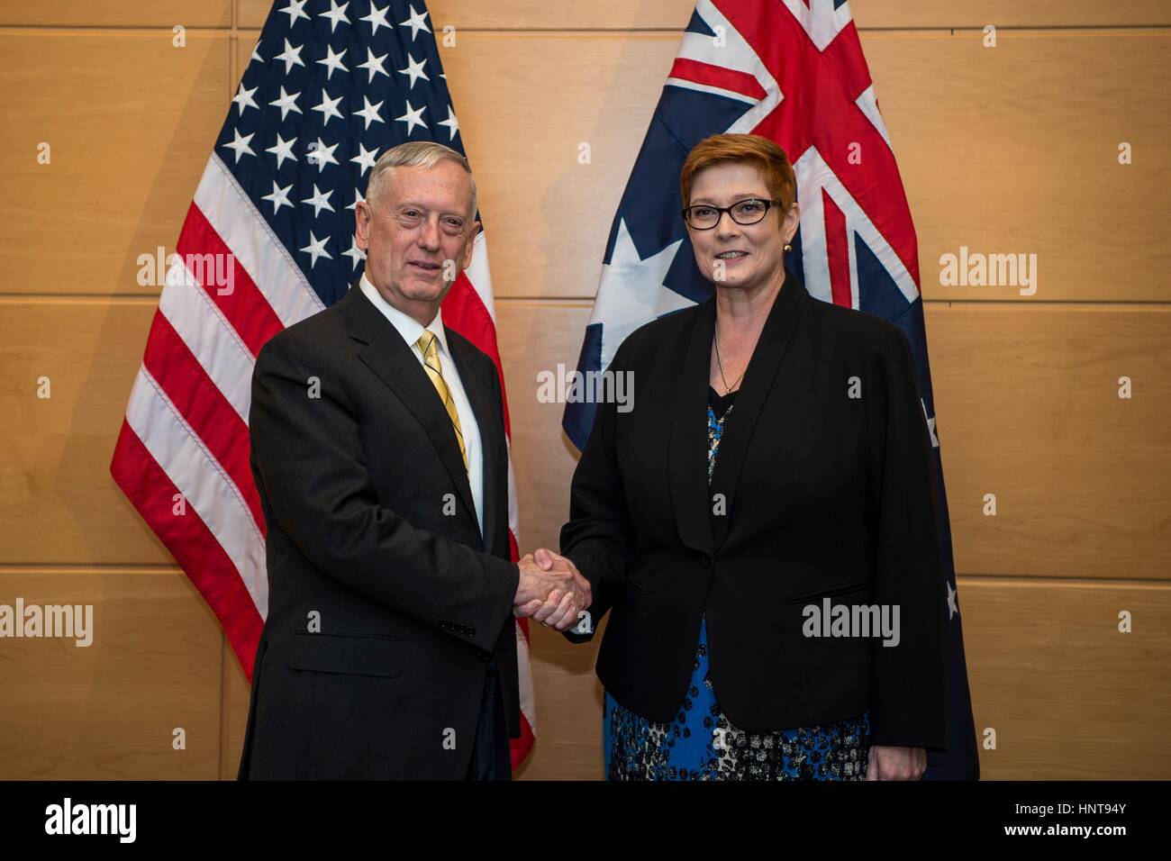 Brüssel, Belgien. 16. Februar 2017. US-Verteidigungsminister Jim Mattis grüßt Australian Minister of Defense Marise Payne vor ihrem bilateralen Treffen im NATO-Hauptquartier im 16. Februar 2017 in Brüssel, Belgien. Mattis in seiner Rede vor der NATO-Verteidigungsminister, hallte Präsident Trump Aufforderung zur europäischen NATO-Staaten ihre Streitkräfte mehr ausgeben und betonte, dass amerikanische Beiträge zur Allianz verknüpft werden, was andere Länder ausgeben. Bildnachweis: Planetpix/Alamy Live-Nachrichten Stockfoto