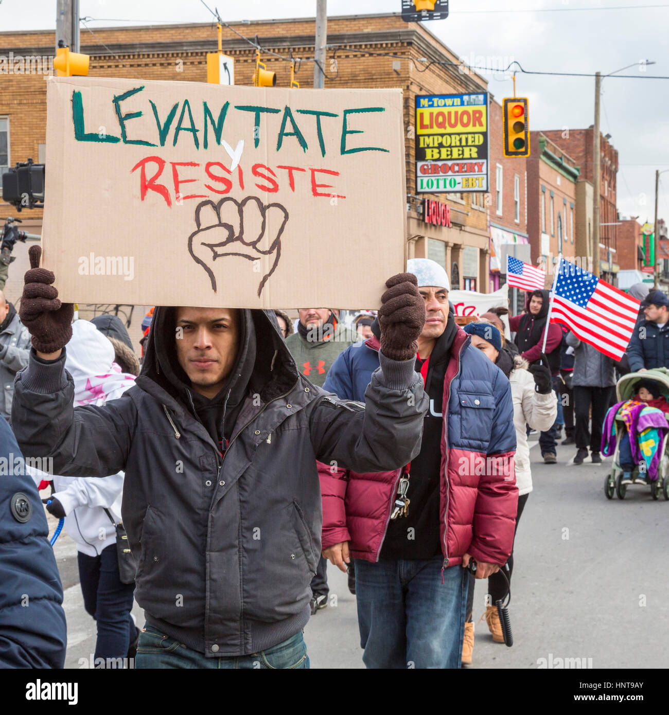 Detroit, Michigan, USA. 16. Februar 2017. Hunderte von Mexican Americans trat eine Kundgebung und marschieren auf dem "Tag ohne Einwanderer." Geschäfte geschlossen und Einwanderer nicht um zu arbeiten, um die Rolle von Zuwanderern in der Gemeinschaft gehen. Bildnachweis: Jim West/Alamy Live-Nachrichten Stockfoto