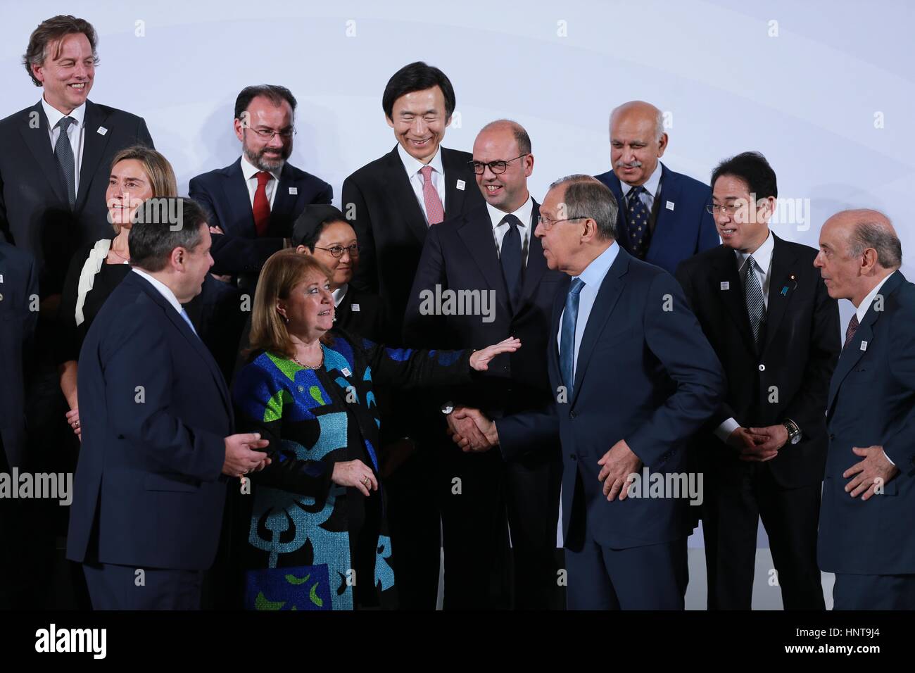 (170216)--BONN (Deutschland), 16. Februar 2017 (Xinhua)--Vertreter bereiten Sie ein Gruppenfoto während eines Treffens der Außenminister der G20-Gipfel in Bonn, Deutschland, am 16. Februar 2017 haben. Außenminister der G20 tagte hier am Donnerstag zu einem zweitägigen Treffen zur internationalen Diskussion über Nachhaltigkeit, Konfliktprävention und Zusammenarbeit mit Afrika. (Xinhua/Luo Huanhuan) Stockfoto