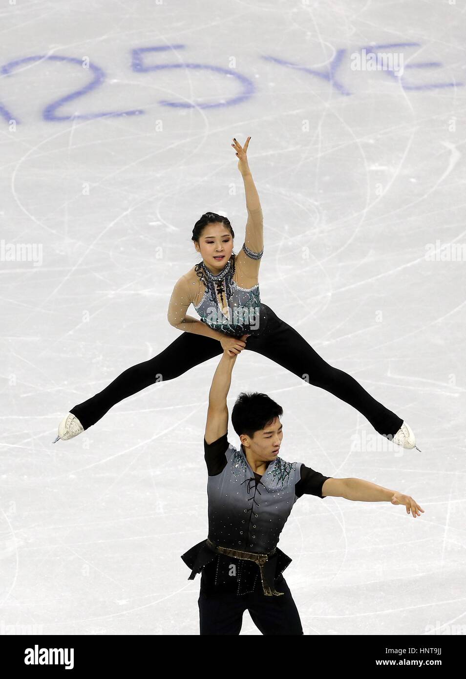 Su-Yeon Kim und Hyungtae Kim aus Südkorea im Kurzprogramm Paare während ISU vier Kontinente Figure Skating Championships Test Event für PyeongChang Winterspiele 2018 in Gangneung Ice Arena 16. Februar 2017 in Gangneung, Südkorea konkurrieren. Die Veranstaltung ist ein Jahr vor dem Start von der Olympischen Winterspiele 2018 in PyeongChang statt.   (Jeon Han/Koreanet über Planetpix) Stockfoto