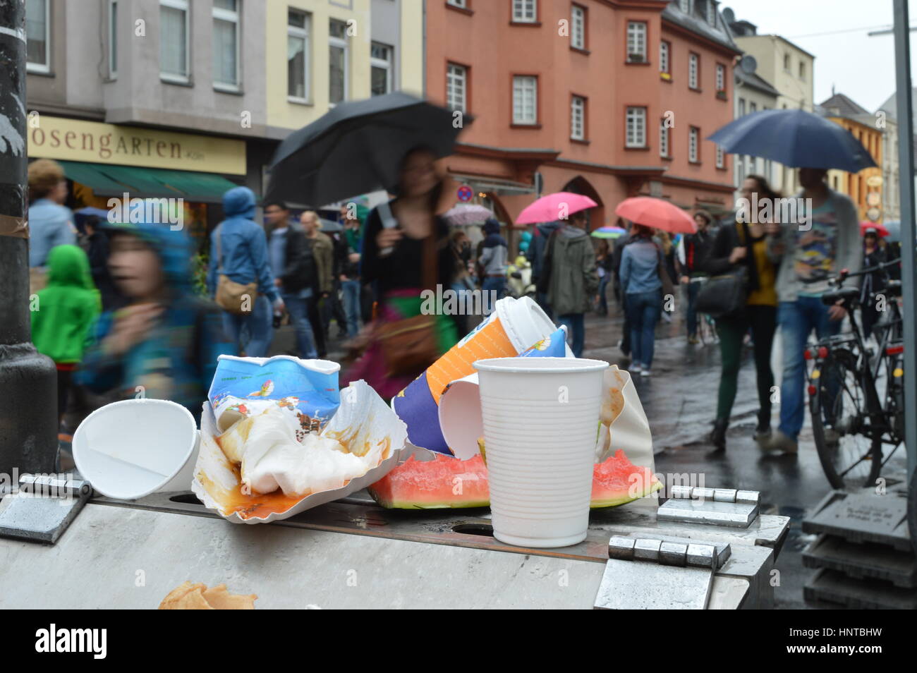 Köln, Deutschland - Abfall 31. Mai 2015 - als eine mittlere Problem in großen Städten und Metropolen mit Menschen zu Fuß durch bei Regen Stockfoto