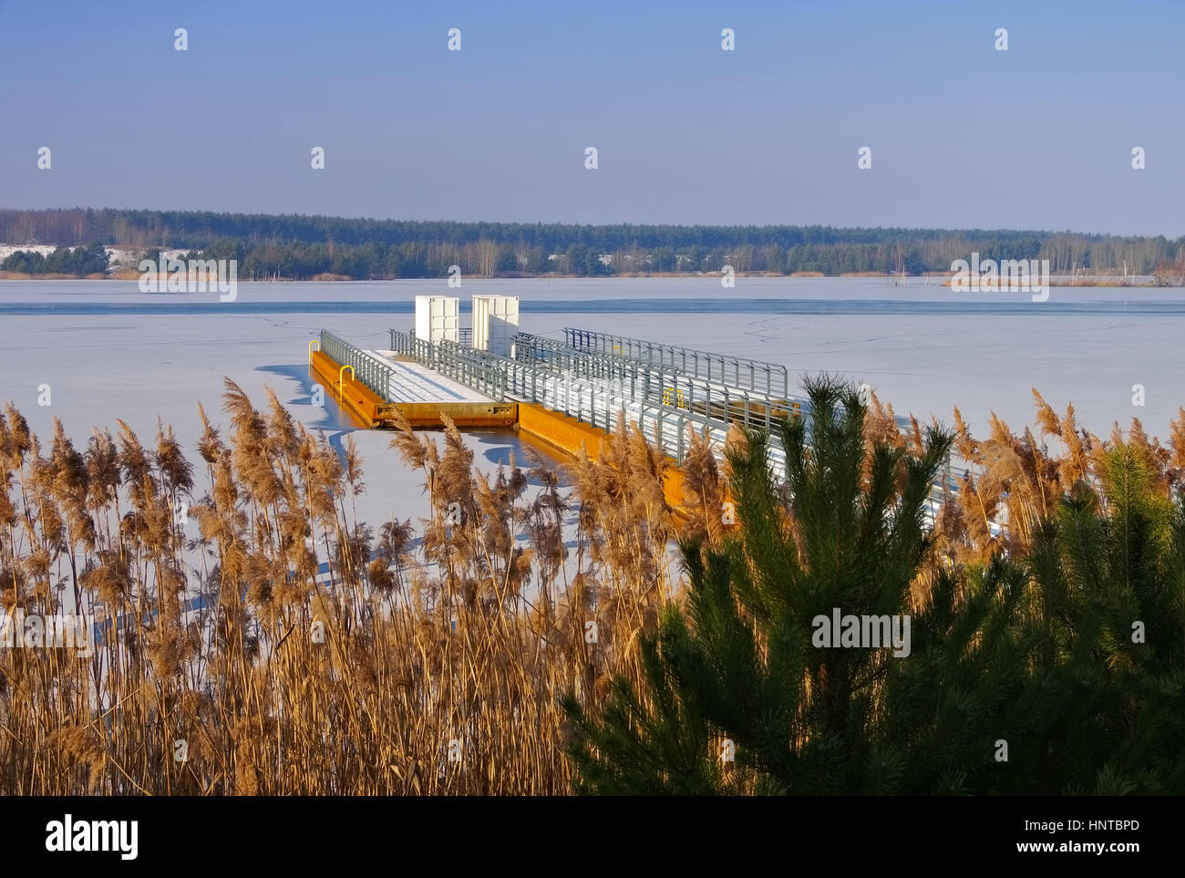 Schwimmender Steg, Lausitzer Seenland - schwimmende Brücke im Winter, Lausitzer Seenland Stockfoto