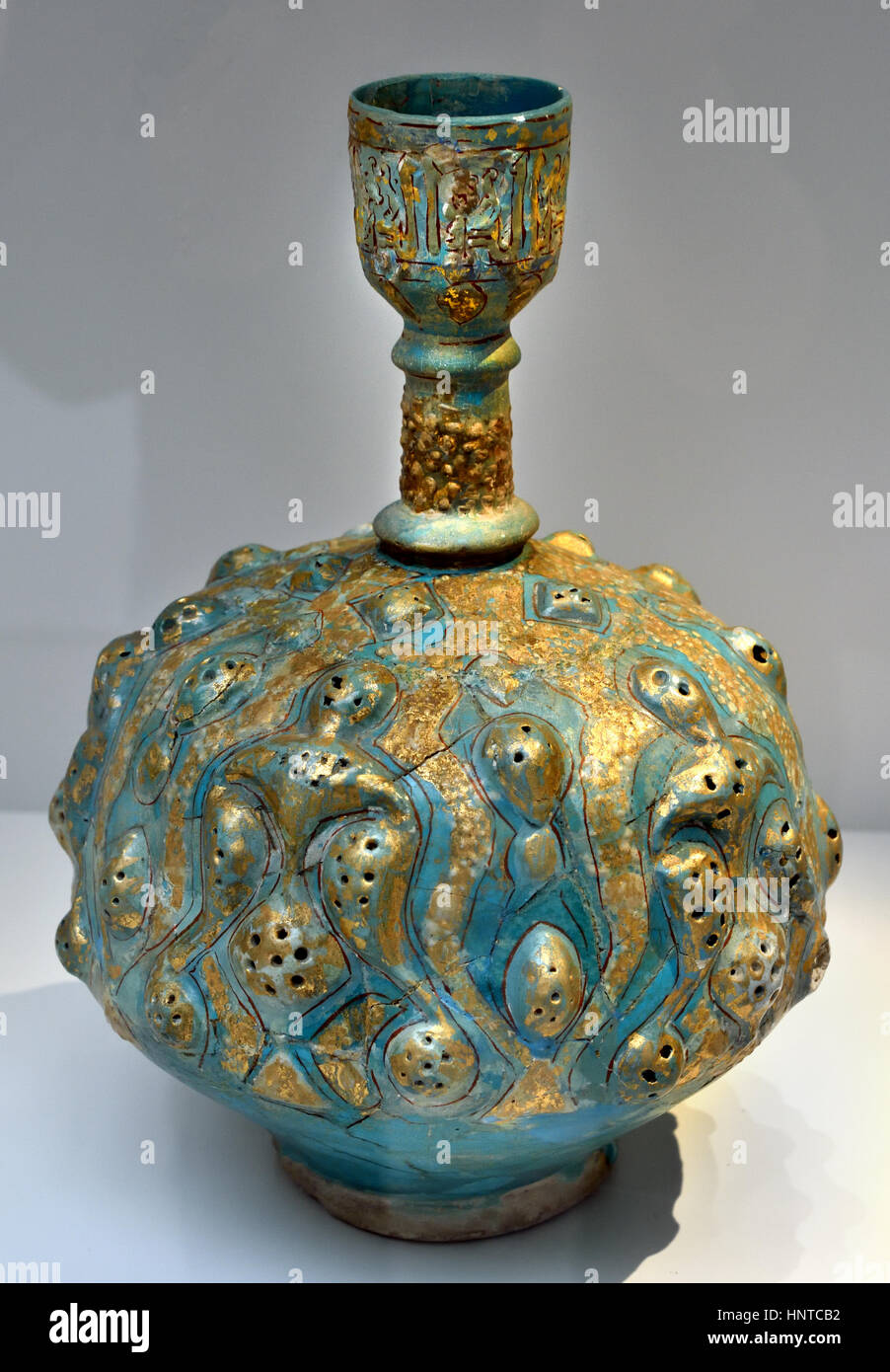 Flasche in aufwendigen Technik Luxus Geschirr Iran iranische (Kazan) 12 - 13. Jahrhundert Quarz Fritte Keramik Blattgold hergestellt. Stockfoto