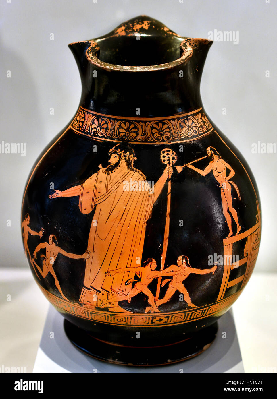 Satyr Spiel - Fackel Rennen der jungen Satyrn um Dionysos 460 BC Dachboden (Wein Krug und eine grundlegende Form der Antike griechische Keramik) Griechisch, Griechenland. Stockfoto