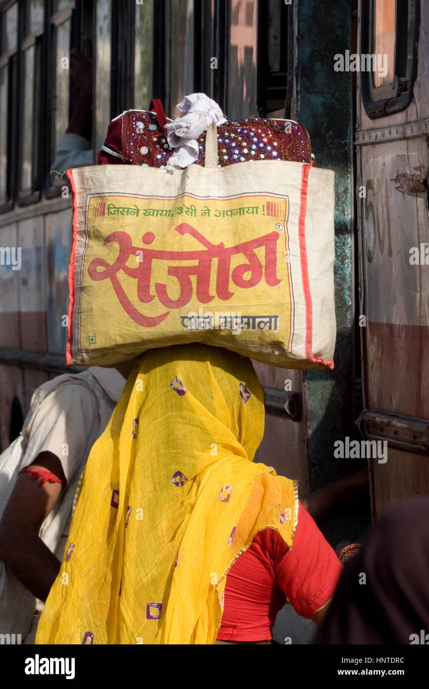 Indische, Frau, Jaipur, Indien, den Kopf laden, tragen, Kopf, bunt, Muster, Hindu, Sprache, Hindi, Skript, Stil, Gleichgewicht, Straße, Szene, Sari, Sari, Tasche, Stockfoto