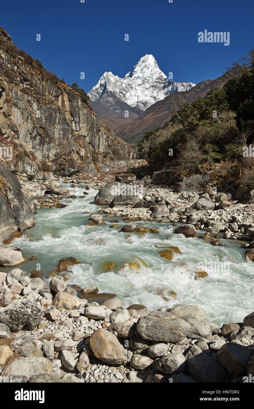 Ama Dablam Berg erhebt sich oberhalb des Imja Khola Flusses in der Khumbu-Region des Nepal Himalaya Stockfoto