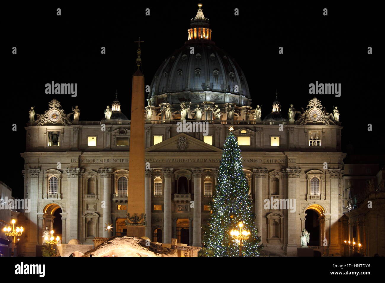 Nachtansicht der St. Peter Basilika in der Weihnachtszeit. Vatikanstadt, Italien Stockfoto