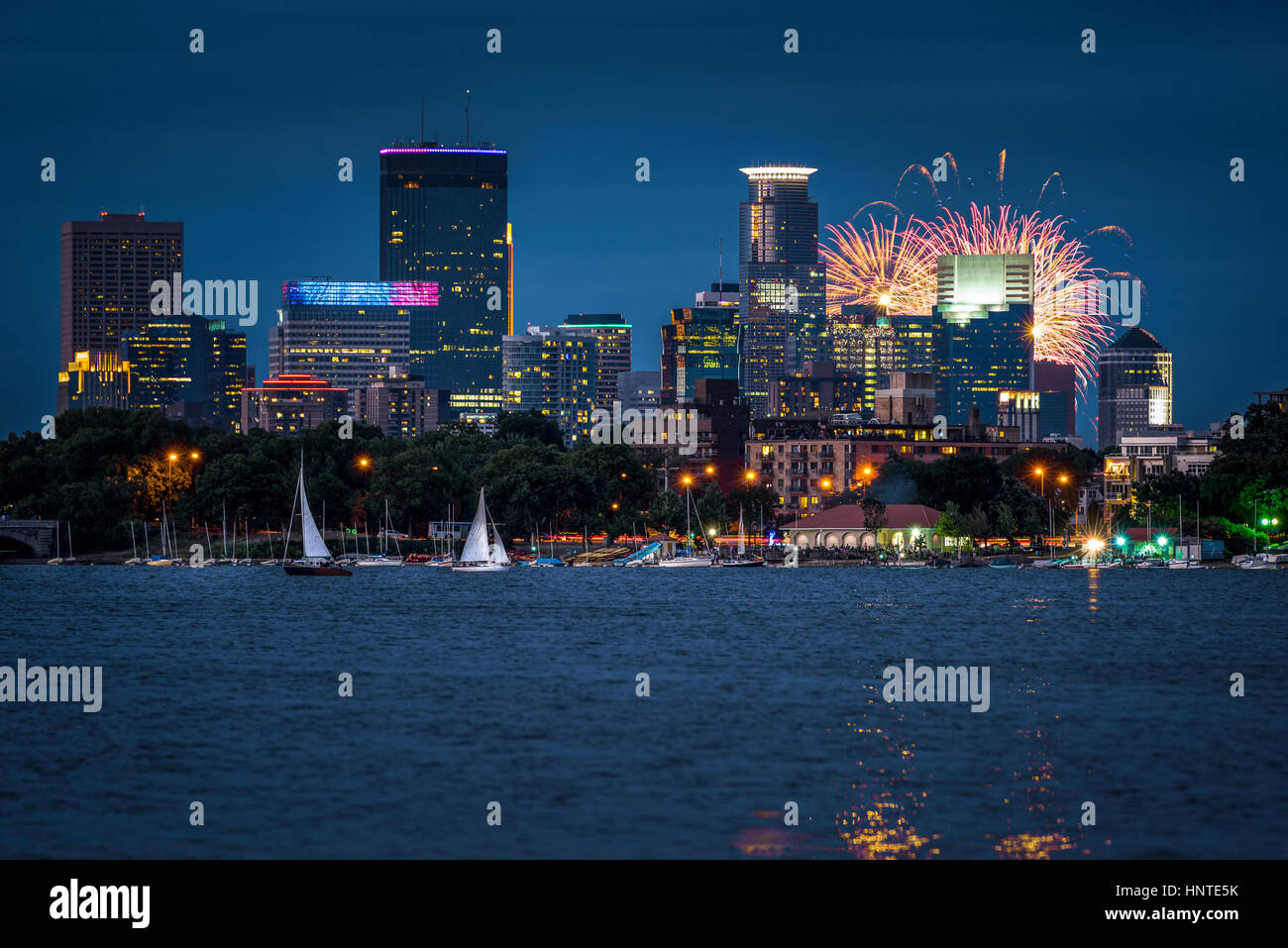 Lake Calhoun in Minneapolis, Minnesota im Fourth Of July Feuerwerk. Stockfoto