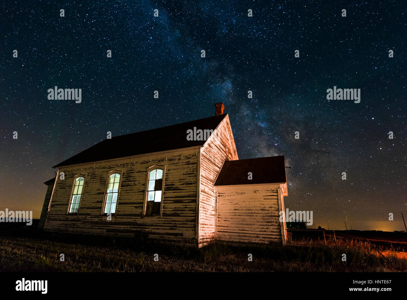 Die Milchstraße über eine alte finnische Kirche im Südwesten Minnesota. Stockfoto