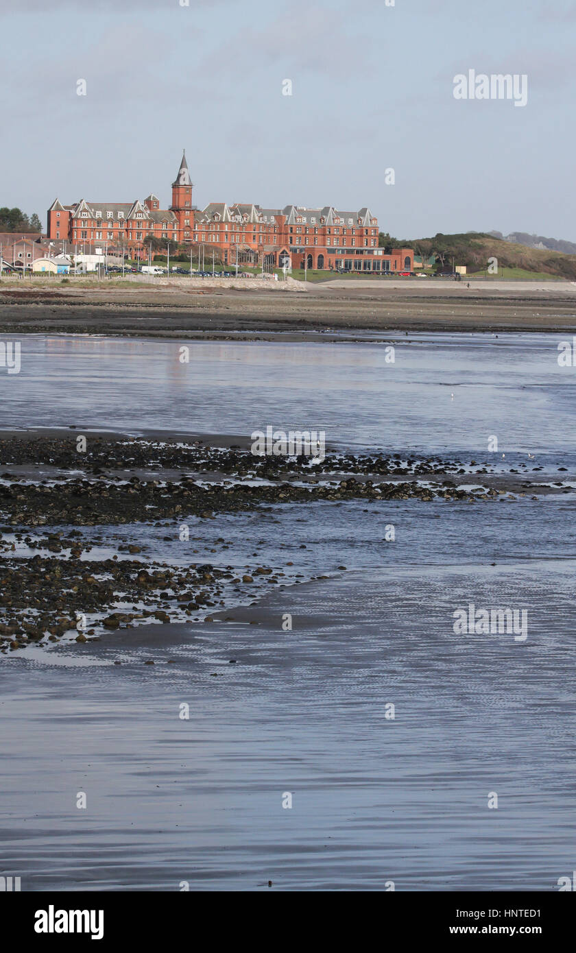 Die Slieve Donard Hotel, Teil des Hastings Hotels, an der Küste von Nordirland, in Newcastle County Down. Stockfoto