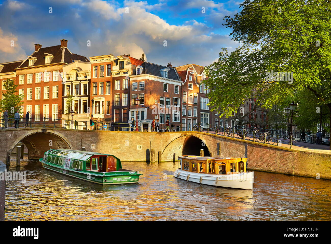 Boote auf Amsterdam Canal, Holland, Niederlande Stockfoto