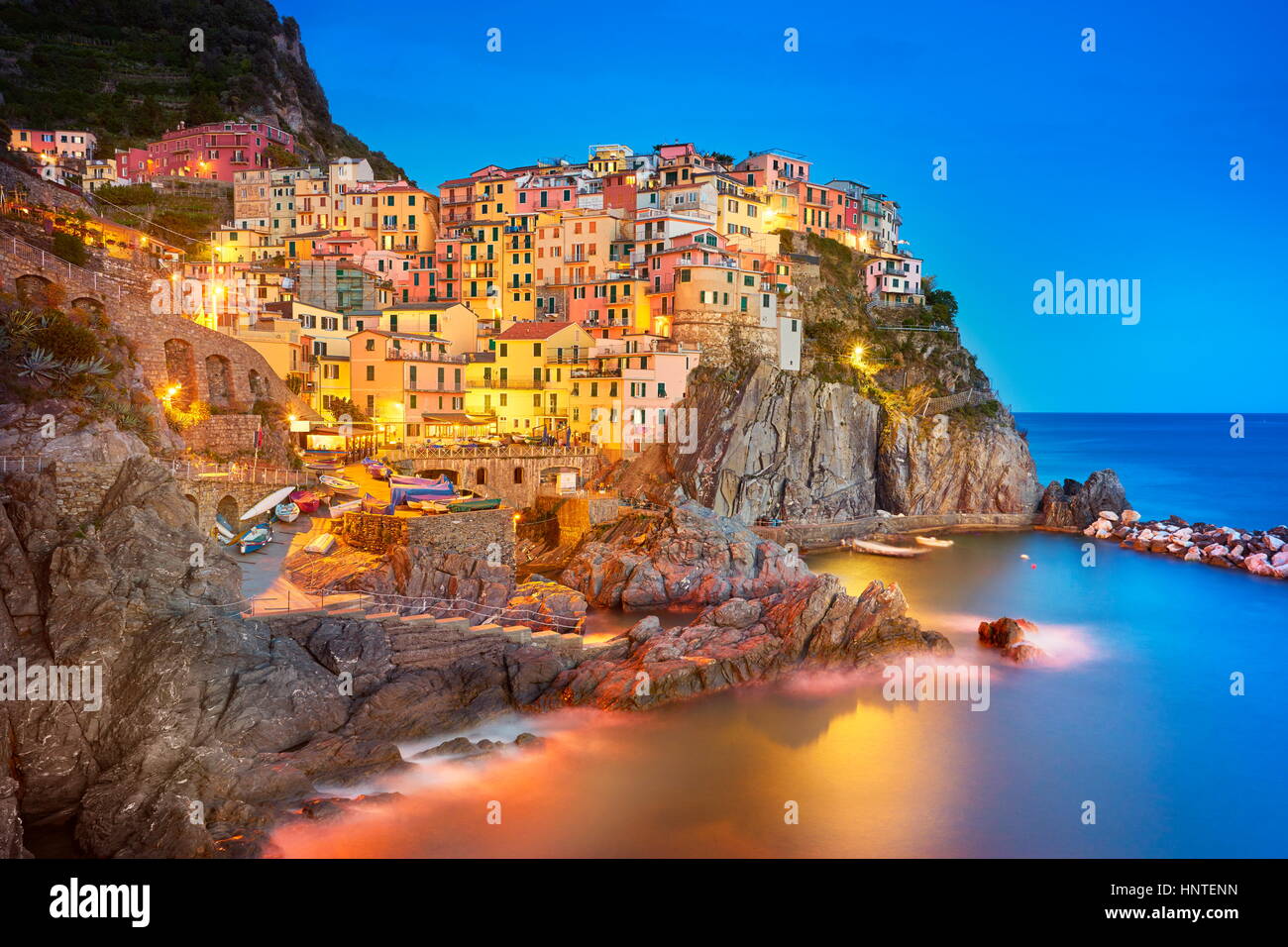 Manarola in der Abenddämmerung, Cinque Terre, Ligurien, Italien Stockfoto