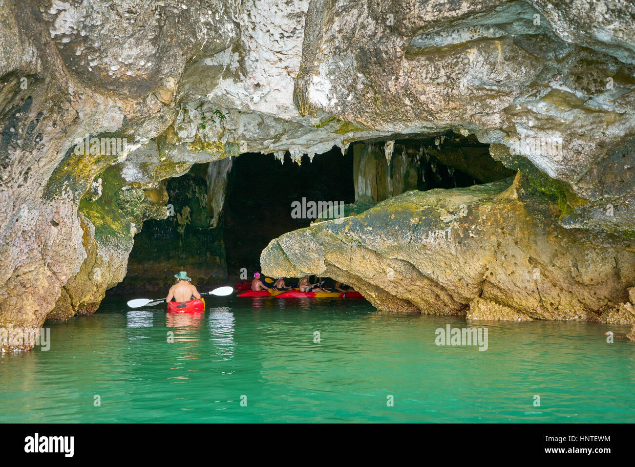 Touristen auf Kajaks erkunden Ko Talabeng Höhle, Provinz Krabi, Thailand Stockfoto