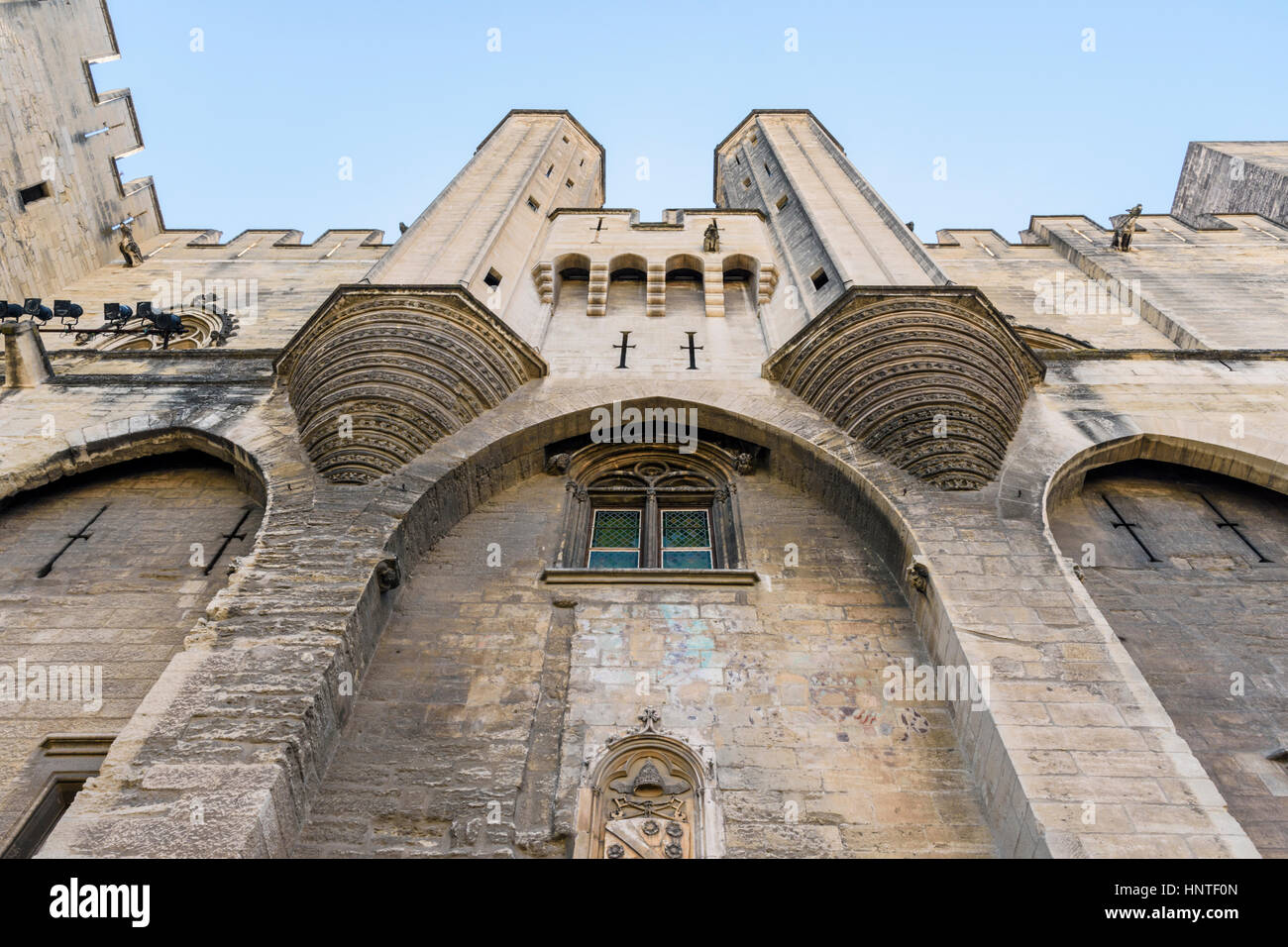 Niedrigen Winkel Blick auf die imposante gotische Twin zweitürmige Fassade des Palais Neuf, Palais des Papes, Schlossplatz, Avignon, Frankreich Stockfoto