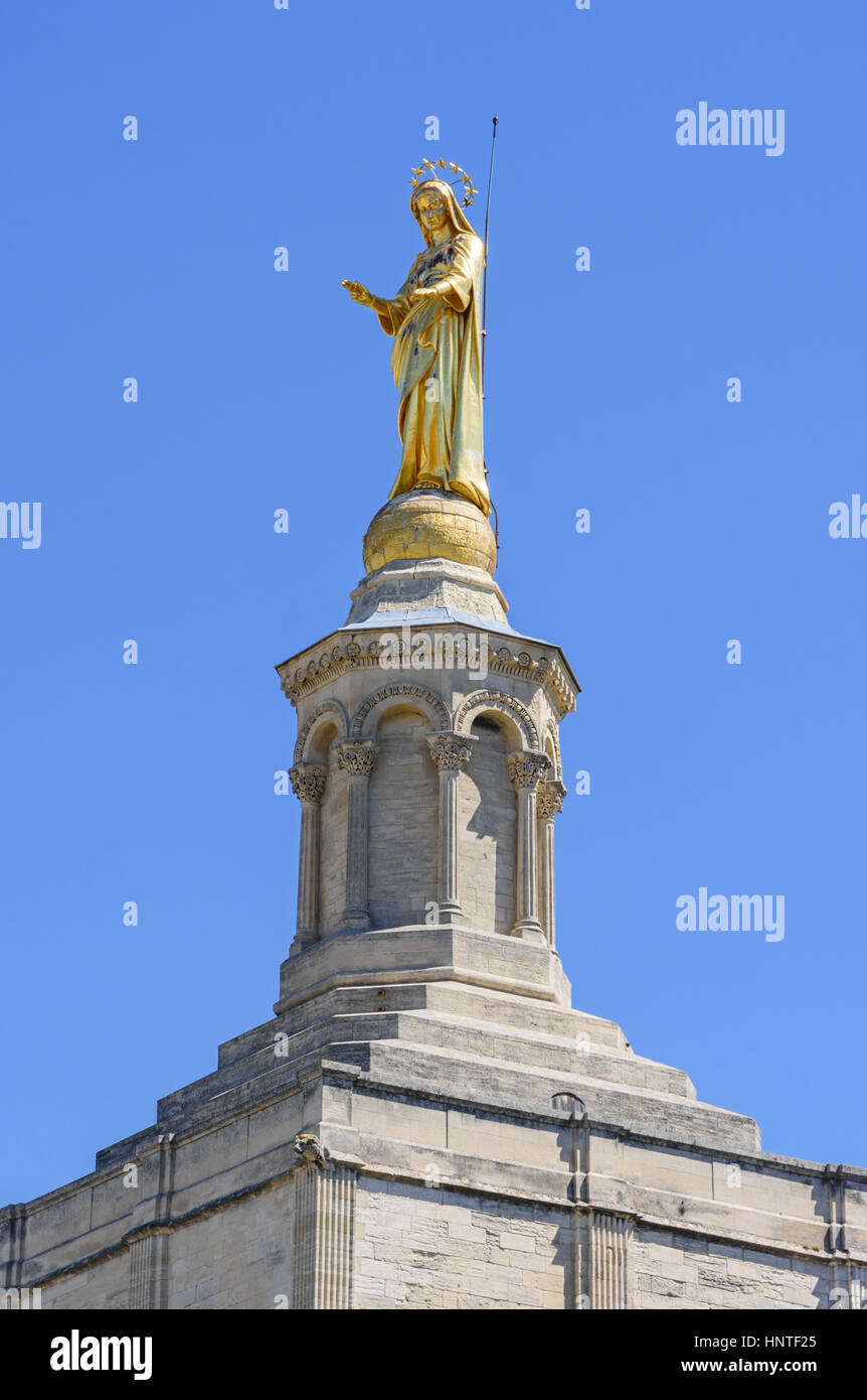 Vergoldete Statue der Jungfrau Maria oben auf dem Glockenturm der Kathedrale römisch-katholisch Avignon, Avignon, Frankreich Stockfoto