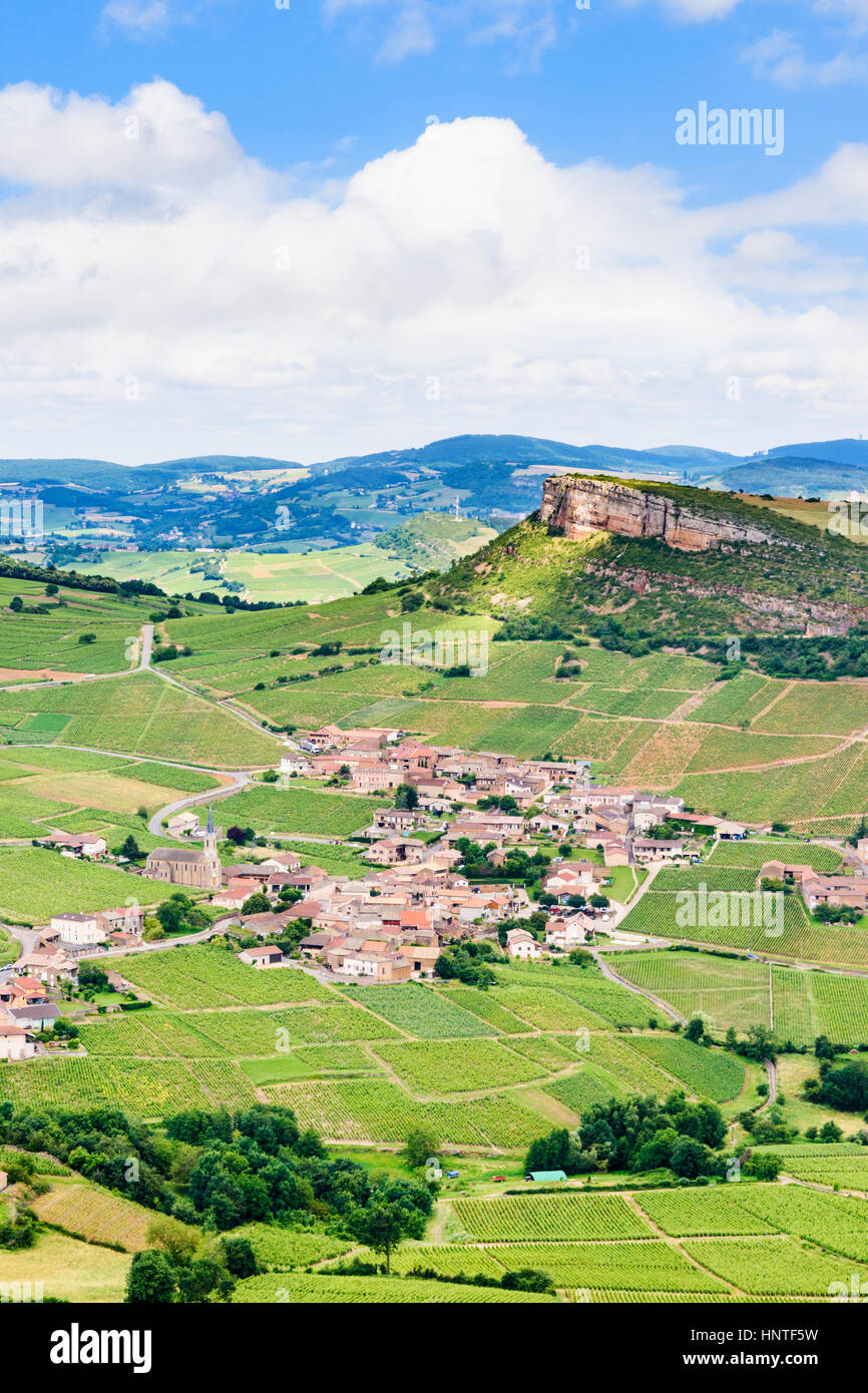 Der Kalkstein Roche de Vergisson, mit Blick auf die Weinberge und das Dorf Vergisson, Saône-et-Loire, Burgund-Franche-Comte, Frankreich Stockfoto