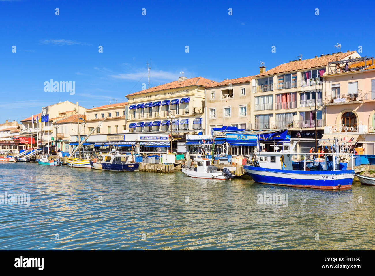 Boote vor Anker vor das Hotel Belle-Vue d ' Angleterre entlang Kai Colbert, Le Grau-du-Roi, Gard, Frankreich Stockfoto