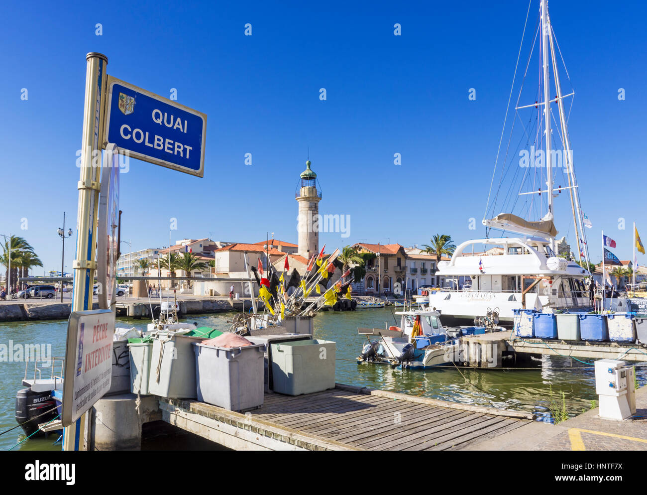 Quai Colbert entlang der Chenal Maritime, Le Grau-du-Roi, Gard, Frankreich Stockfoto