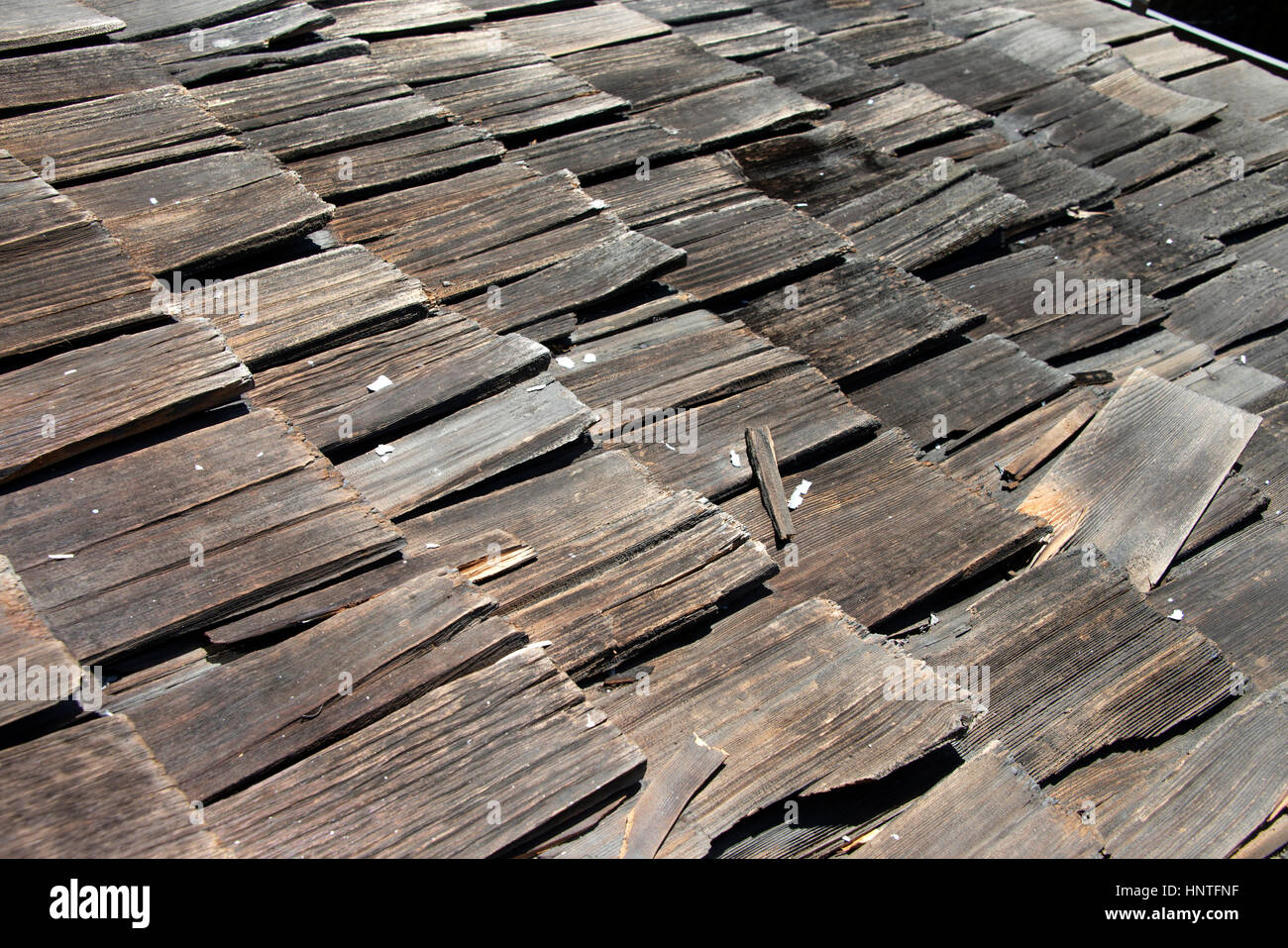 Holz schütteln Schindeldach mehr dann 30 Jahre alten verfallenden und auseinander zu fallen. Die Lebenserwartung überschritten und muss ersetzt werden. Stockfoto