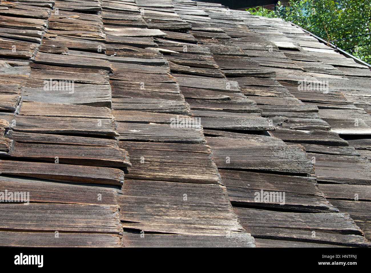 Holz schütteln Schindeldach mehr dann 30 Jahre alten verfallenden und auseinander zu fallen. Die Lebenserwartung überschritten und muss ersetzt werden. Stockfoto