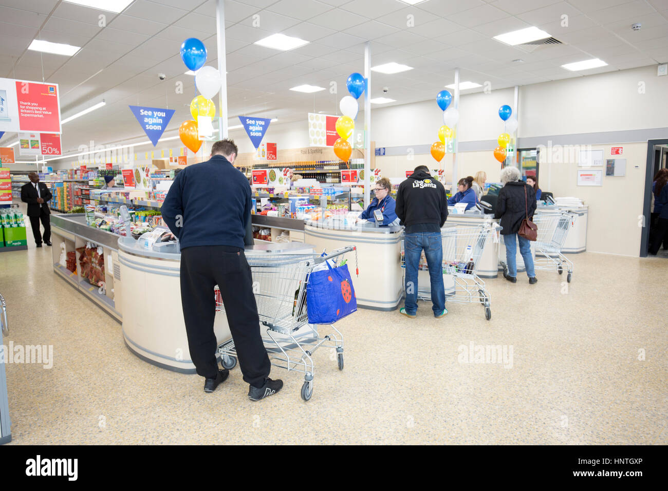 Aldi Supermarkt Shop. Innenaufnahme des Kunden an Kassen Stockfoto