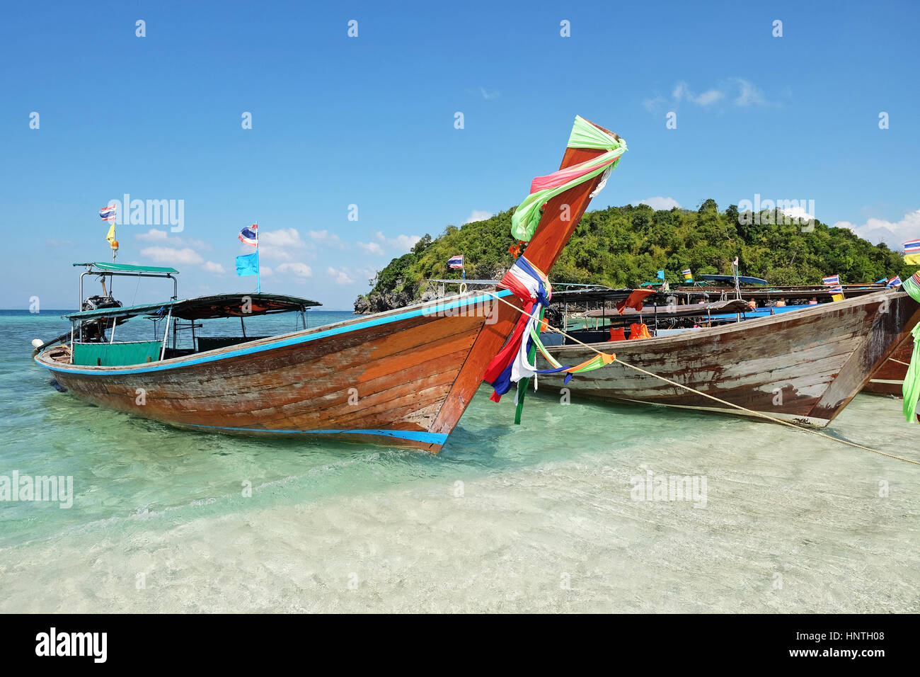 Boot-Thai im schönen Wunder Strand & kristallklares Wasser bei Koh Kai, Koh Wanne & Koh Mor, Krabi, Thaiand. Stockfoto