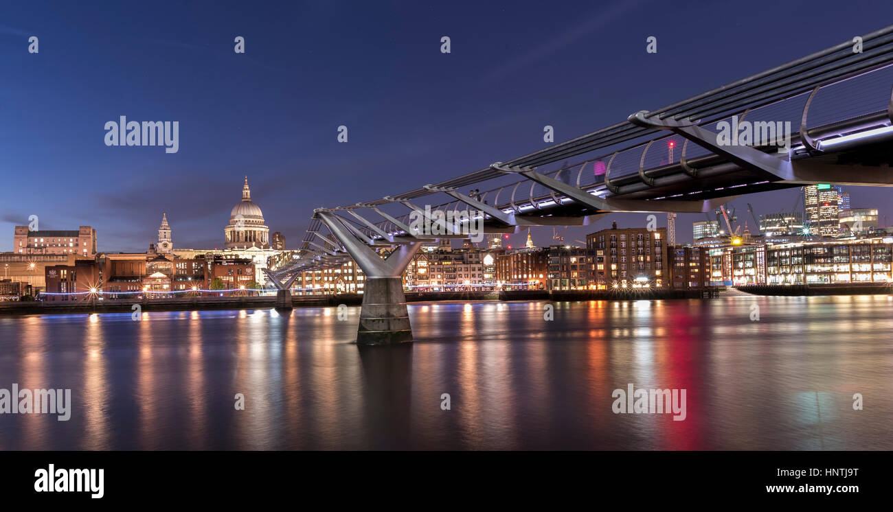 Zeit Nachtansicht der Millennium Bridge und Themse, London, UK, mit St Pauls Cathedral, leuchtet am gegenüberliegenden Ufer des Flusses Stockfoto