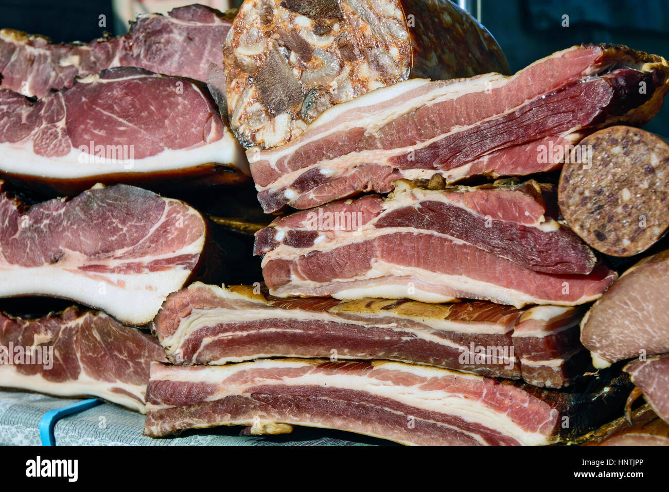 Hausgemachter Speck, Schinken und Produkte zum Verkauf ausgesetzt. Stockfoto