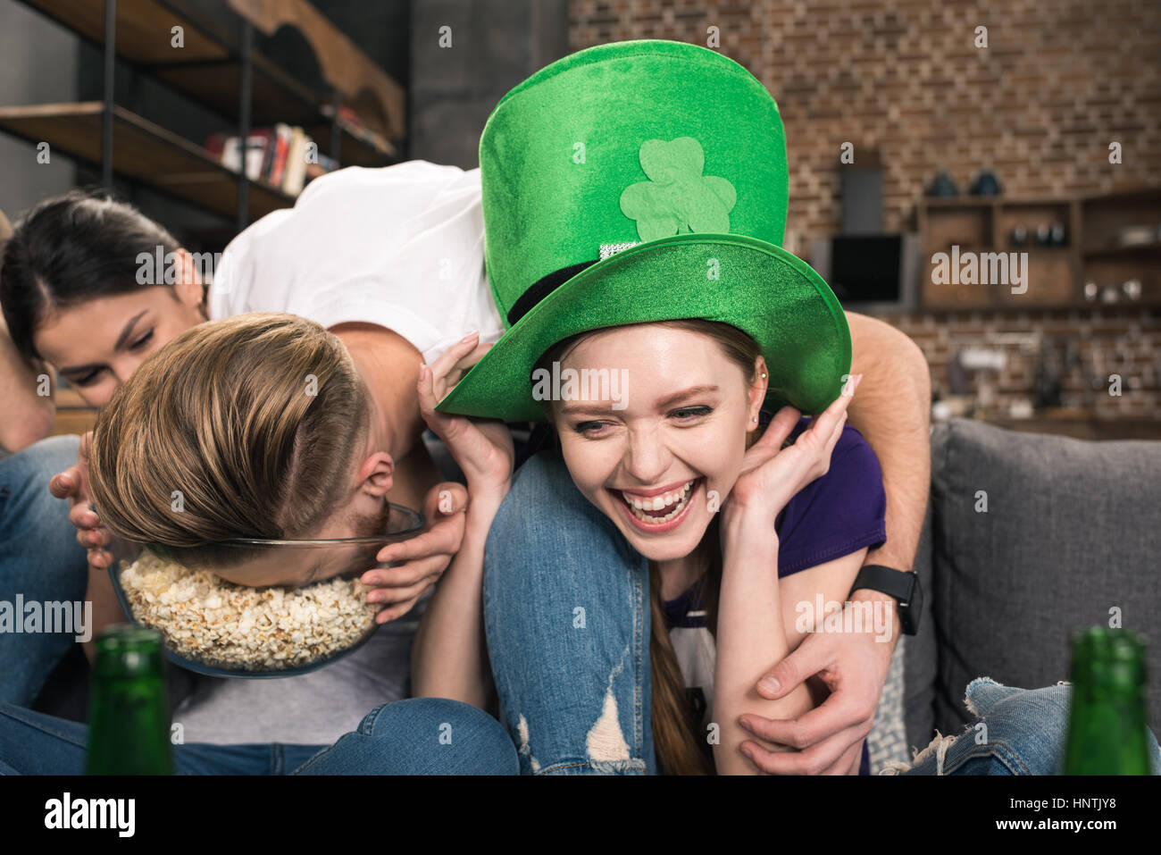 Freunde-Feier von St. Patricks Tag Stockfoto